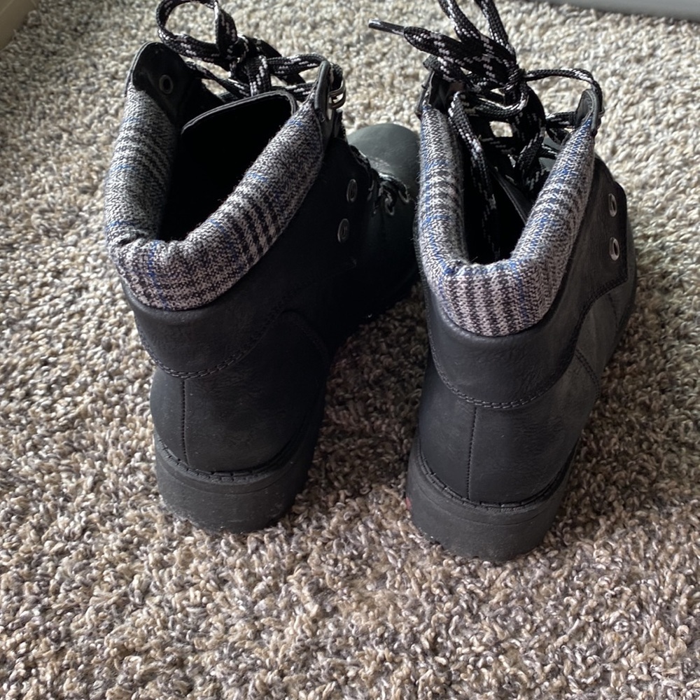Black Low Cut Boots, Size 9 - Picture 4 of 8